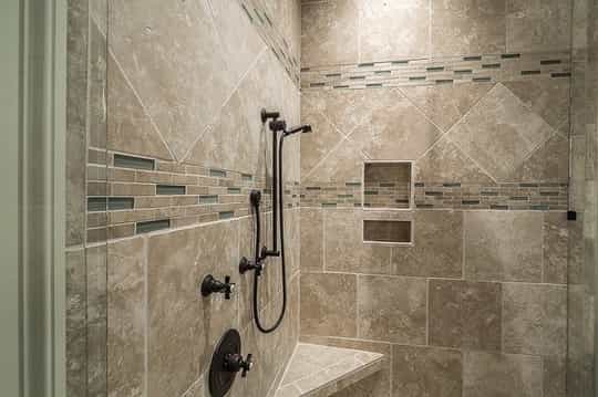Douche à l'italienne avec des carreaux couleur sable et terre claire. Cette douche a été installée à Sainte-Foy, prêt de la ville de Québec.
