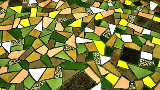 Mosaïque de faïence, avec des couleurs verte, blanche et marron. Celle-ci a été réalisée dans le centre de la ville de Québec.